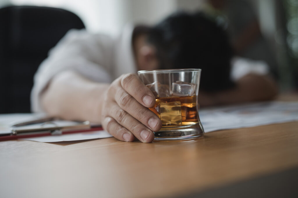 Dependência alcoólica: sintomas e como tratar